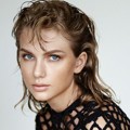 Taylor Swift Tampil dengan Riasan Natural