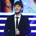 Chen EXO Tampil Nyanyikan Lagu 'Best Luck' di APAN Star Awards 2014