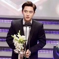 D.O. Raih Piala Male Rookie Award