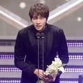 Ji Hyun Woo Raih Piala Best Dresser Award