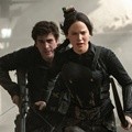 Gale dan Katniss di Film 'The Hunger Games: Mockingjay, Part 1'