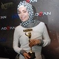 Dewi Sandra Raih Trofi Silet Spesial Awards 2014