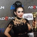 Syahrini Raih Trofi Artis Fenomenal Tersilet 2014