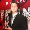 Christian Sugiono Raih Piala Sexiest Male Celebrity