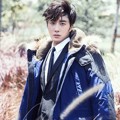 Jung Il Woo Berpose Ditengah Rerumputan
