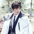 Jung Il Woo Tampan Kenakan Jaket Berwarna Putih