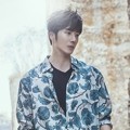 Jung Il Woo Lakukan Pemotretan di Antara Tebing Batu
