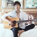 Jung Il Woo Saat Pose Bermain Gitar