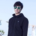 Jung Il Woo Saat Berpose di Tepi Kolam Renang