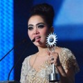 Syahrini Raih Piala Penyanyi Paling Ngetop