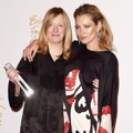 Kate Moss Bersama Pemenang Red Carpet Designer Sarah Burton