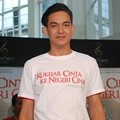 Adipati Dolken Hadiri Gala Premier 'Kukejar Cinta ke Negeri Cina'