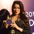 Olla Ramlan Raih Piala Sexiest Mom