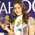 Prilly Latuconsina Raih Piala Teenage Girl Idol