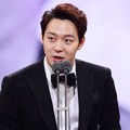Yoochun JYJ Raih Piala Best New Actor