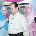 Eddies Adelia Saat Keluar dari Rutan Pondok Bambu