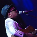 Glenn Fredly Saat tampil di 'Trio Lestari Show Musical Concert 2014'