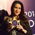 Olla Ramlan Raih Piala Sexiest Mom