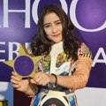 Prilly Latuconsina Raih Piala Teenage Girl Idol