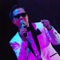 Sandhy Sondoro Saat Tampil di 'Trio Lestari Show Musical Concert 2014'