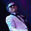 Sandhy Sondoro Saat Tampil di 'Trio Lestari Show Musical Concert 2014'