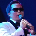 Sandhy Sondoro Saat Tampil di 'Trio Lestari Show Musical Concert 2014'