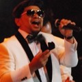 Tompi Saat Tampil di 'Trio Lestari Show Musical Concert 2014'