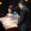 Saat Penyerahan Hadiah Pada Pemenang 'Rising Star Indonesia' Indah Nevertari