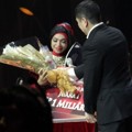 Saat Penyerahan Hadiah Pada Pemenang 'Rising Star Indonesia' Indah Nevertari