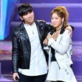 JungGiGo dan Soyu Sistar Tampil Nyanyikan Lagu 'Some'