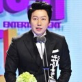 Kim Soo Ro Raih Piala Friendship Award