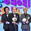 Tim Produksi Acara 'I Live Alone' Raih Piala Special Award - Best Teamwork Award