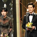 Jang Nara dan Shin Ha Kyun Raih Piala Popularity Award