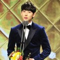 Siwan ZE:A Raih Piala Best New Actor/Actress