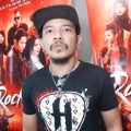Cella Kotak Saat Hadiri Wawancara Film 'Rock N Love'