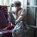 G-Dragon Berpose di Samping Jendela