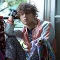 Gaya G-Dragon dengan Rambut Keriting