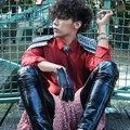Kerennya G-Dragon Kenakan Kemeja Merah