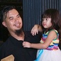 Ahmad Dhani Menggendong Safeea