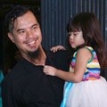Ahmad Dhani Menggendong Safeea