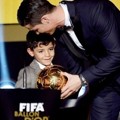 Cristiano Ronaldo Terima Piala Ballon d'Or 2014 Bersama Sang Anak