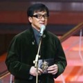 Jackie Chan Hadir untuk Serahkan Piala Album of the Year Daesang