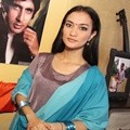 Atiqah Hasiholan Saat Syuting Film 'Balada Anak Negeri dear Amitabh Bachchan'