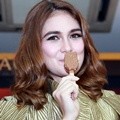 Luna Maya di Peluncuran Produk Magnum Mini Honeycomb Crunch