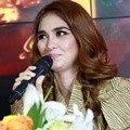 Luna Maya di Peluncuran Produk Magnum Mini Honeycomb Crunch