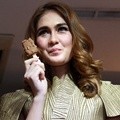 Luna Maya di Peluncuran Produk Magnum Mini Honeycomb Crunch