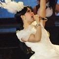 Syahrini Bawakan Lagu 'Cetar'
