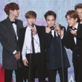EXO Raih Piala Fan Vote Popularity Award
