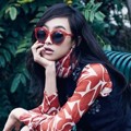 Victoria f(x) Bergaya dengan Kaca Mata