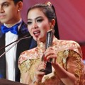 Syahrini Raih Piala Selebriti Wanita Paling Fashionable